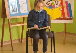 Mikołaj Nowak z klasy 3c czyta fragment baśni Andersena.